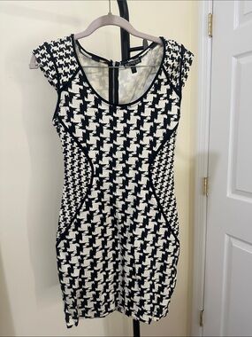 Express Black & White Houndstooth Cap-Sleeve Bodycon Dress